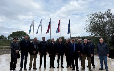 Rapske i slovenske delegacije zajednički obilježile blagdan Svih svetih na spomen – groblju Kampor